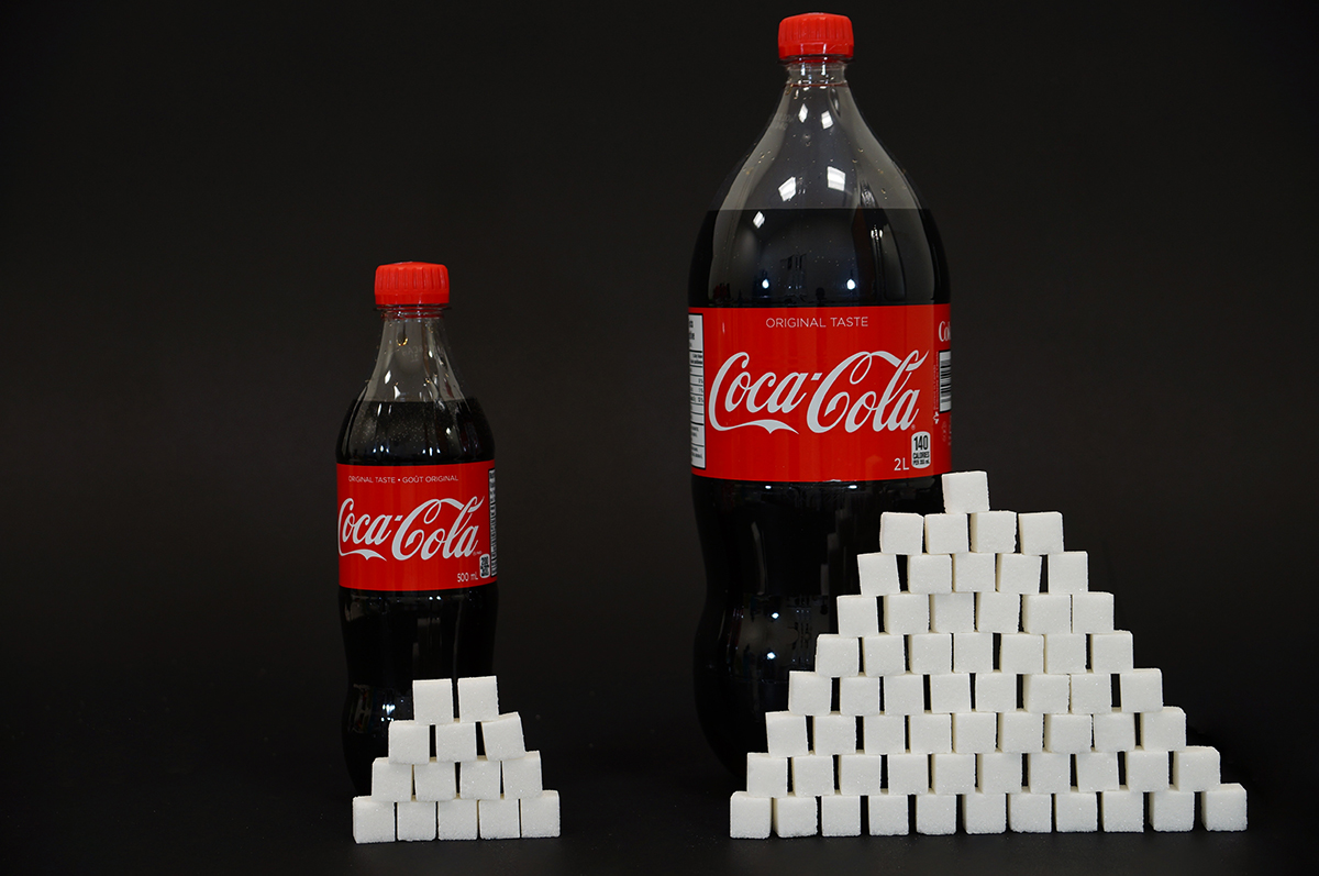 Колку шеќер има во Кока кола - коцки шеќер наредени под различна големина на шишиња