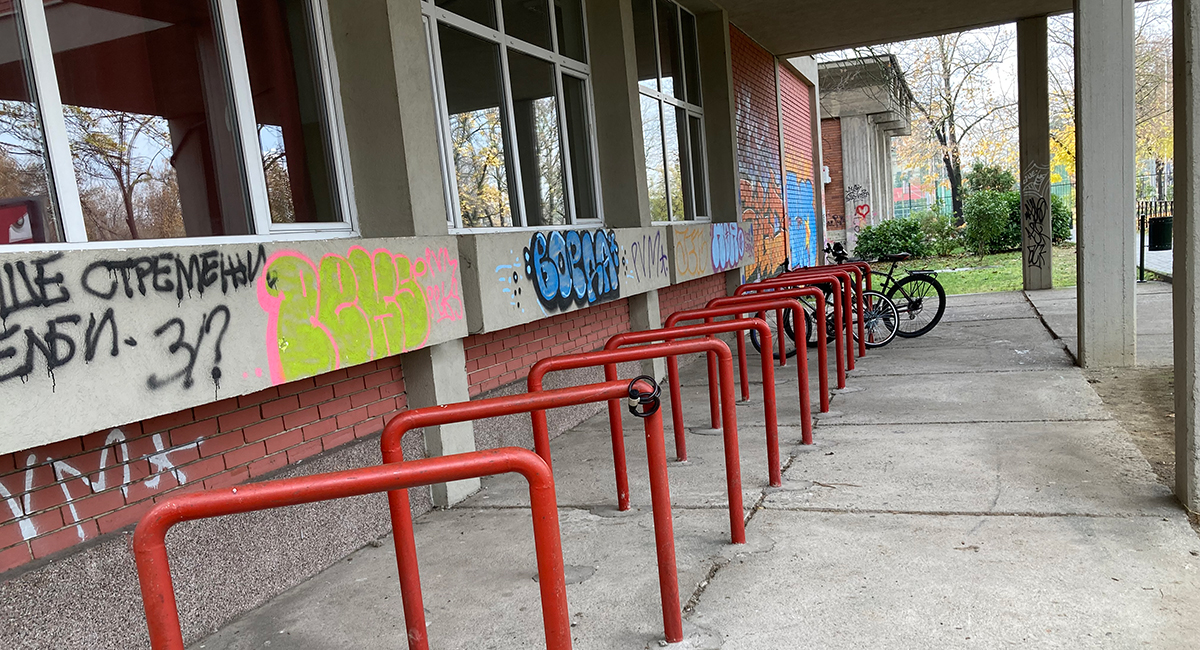 Велосипед или автомобил - кој е подобар транспорт до училиште?